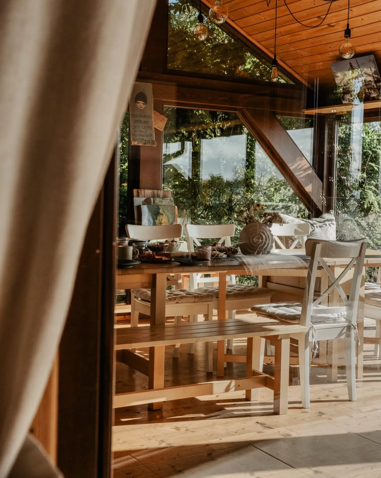 Przeszklona jadalnia z widokiem na góry